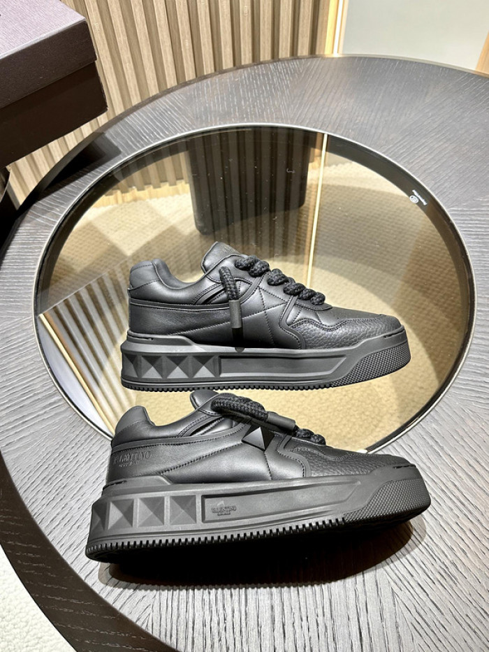 VALENT1N0 SNEAKER